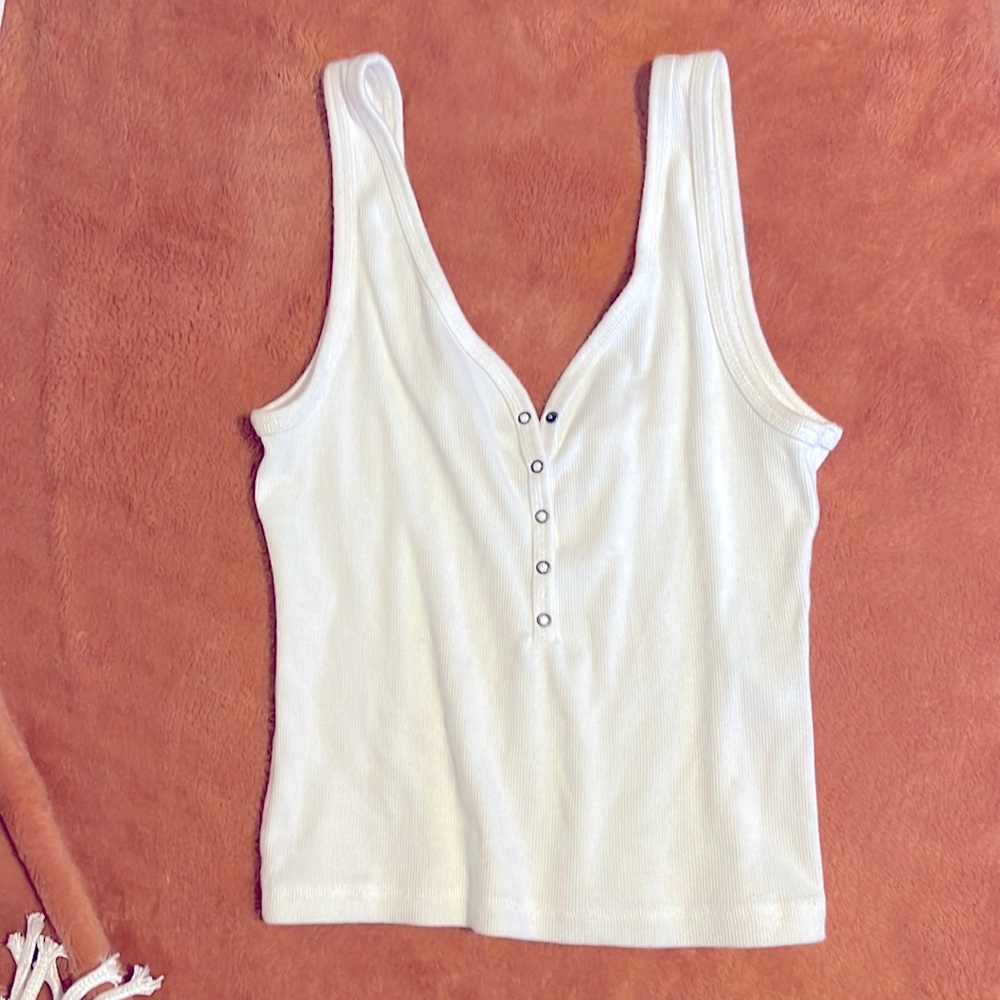 Cropped button tank